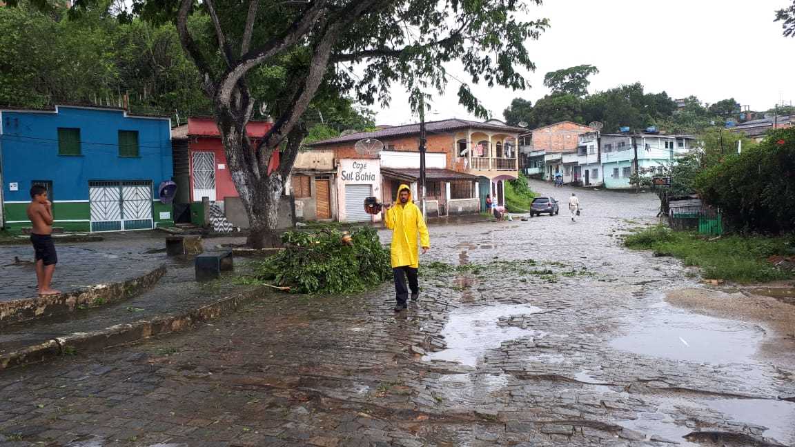 Prefeito se reúne com Secretarias e Defesa Civil para avaliar danos causados pela ventania e chuvas